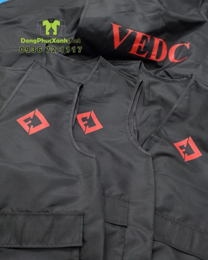 Áo gile dù gió màu đen in logo VEDC mặt trước và mặt sau