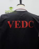 Áo gile dù gió màu đen in logo VEDC mặt trước và mặt sau