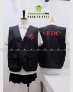Áo gile dù gió màu đen in logo VEDC mặt trước và mặt sau