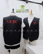 Áo gile dù gió màu đen in logo VEDC mặt trước và mặt sau