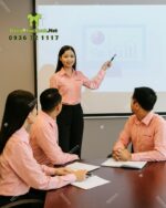 Áo sơ mi đồng phục vải kate sọc, màu đỏ, thêu logo Long Phú Group