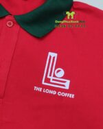 Áo thun đồng phục The Long Coffee cổ trụ màu đỏ nổi bật