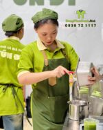 Áo thun đồng phục quán trà sữa Ún Đy, chất cá sấu poly, thiết kế thoải mái, in logo nổi bật
