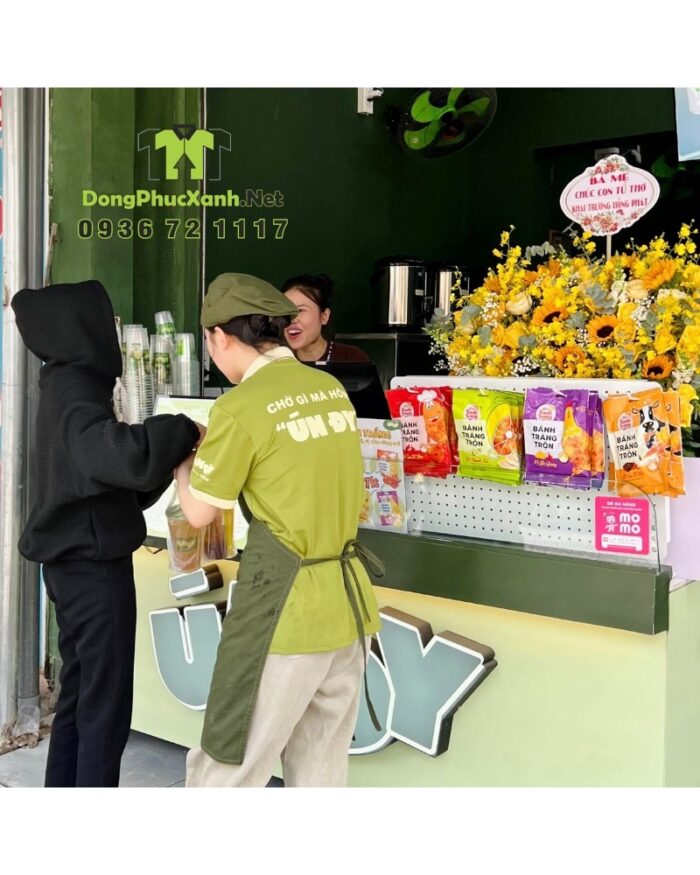 Áo thun đồng phục quán trà sữa Ún Đy, chất cá sấu poly, thiết kế thoải mái, in logo nổi bật