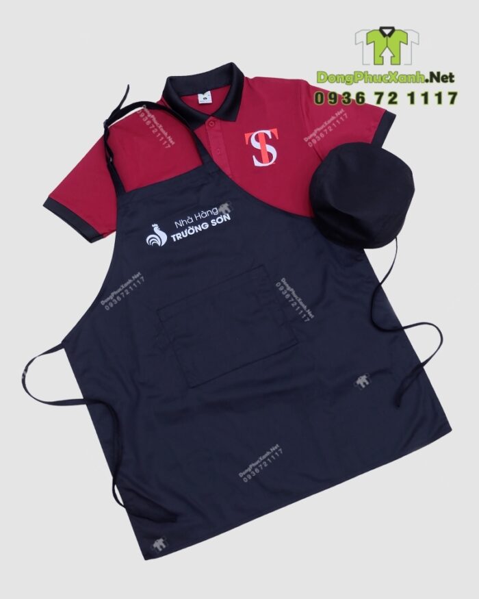 Bộ đồng phục nhà hàng Trường Sơn gồm áo thun màu đỏ, tạp dề và nón đồng phục màu đen