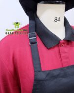 Bộ đồng phục nhà hàng Trường Sơn gồm áo thun màu đỏ, tạp dề và nón đồng phục màu đen