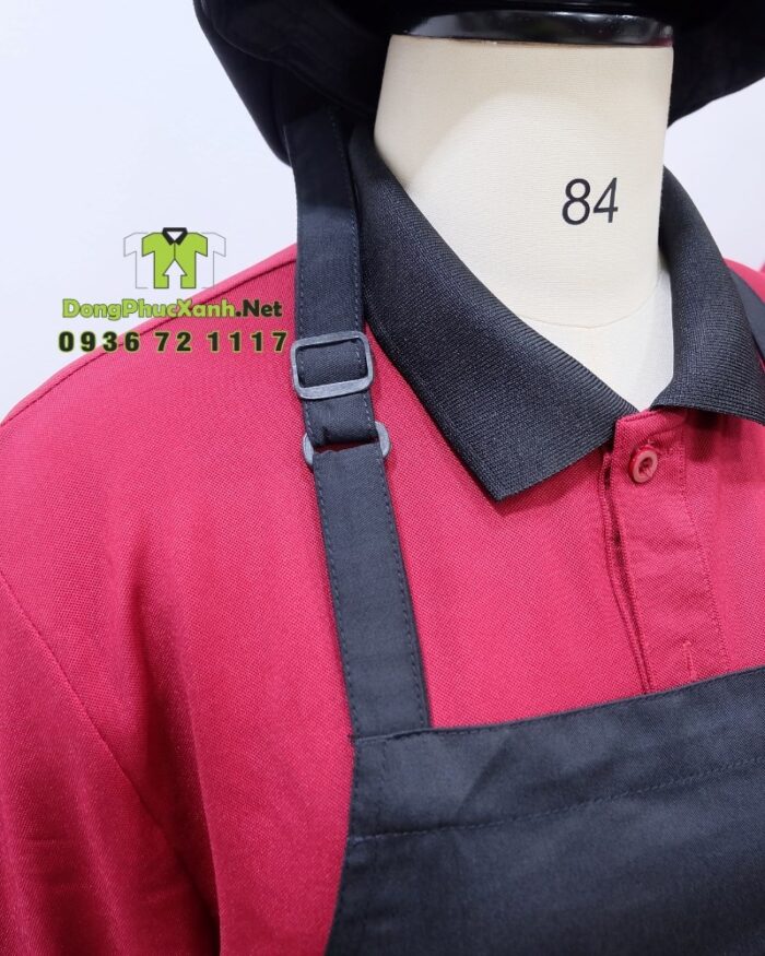 Bộ đồng phục nhà hàng Trường Sơn gồm áo thun màu đỏ, tạp dề và nón đồng phục màu đen