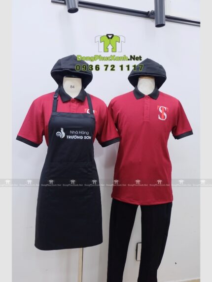 Bộ đồng phục nhà hàng Trường Sơn gồm áo thun màu đỏ, tạp dề và nón đồng phục màu đen