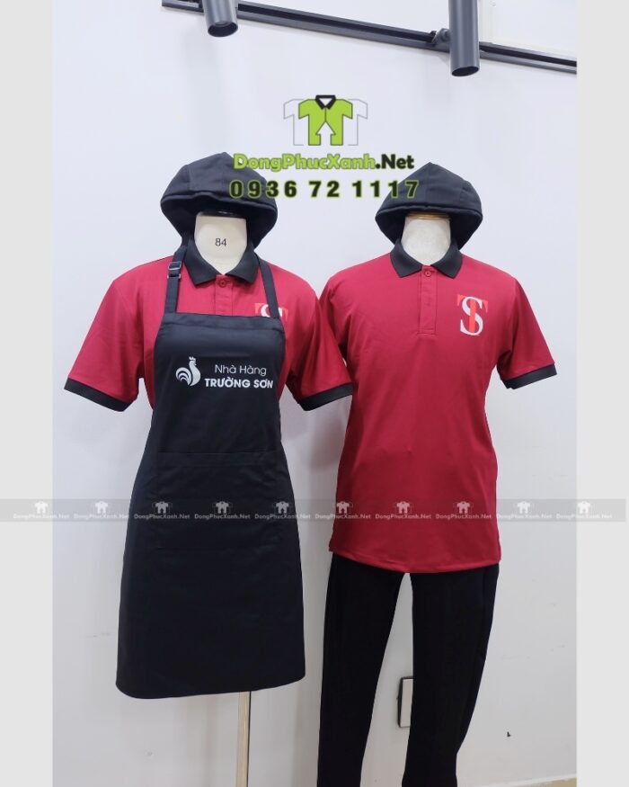Bộ đồng phục nhà hàng Trường Sơn gồm áo thun màu đỏ, tạp dề và nón đồng phục màu đen