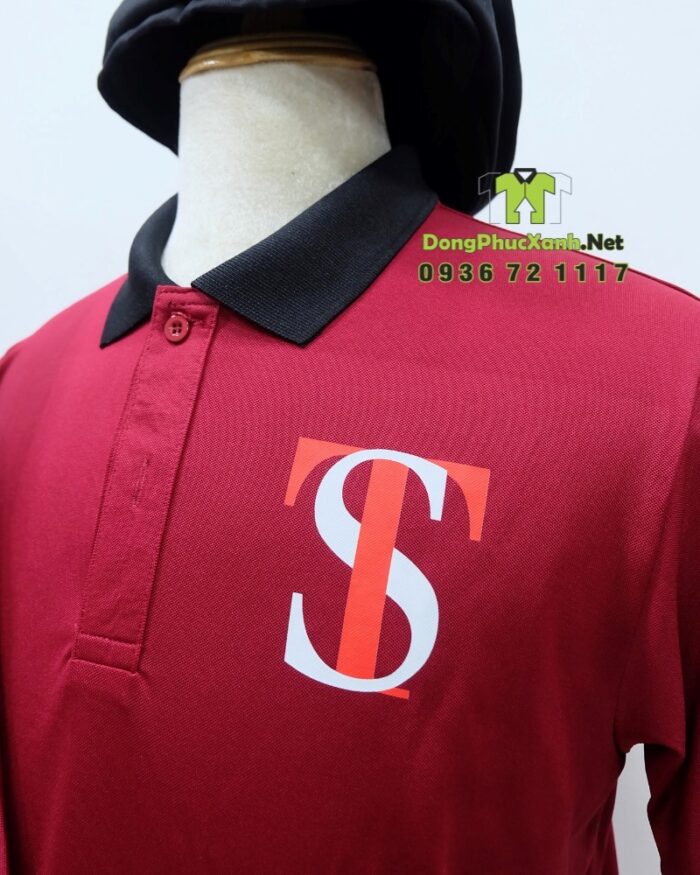Bộ đồng phục nhà hàng Trường Sơn gồm áo thun màu đỏ, tạp dề và nón đồng phục màu đen