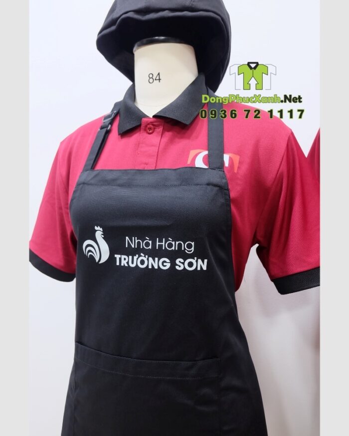 Bộ đồng phục nhà hàng Trường Sơn gồm áo thun màu đỏ, tạp dề và nón đồng phục màu đen