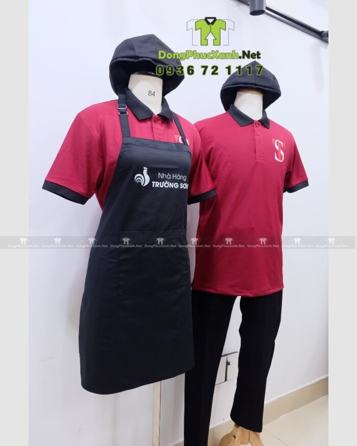 Bộ đồng phục nhà hàng Trường Sơn gồm áo thun màu đỏ, tạp dề và nón đồng phục màu đen