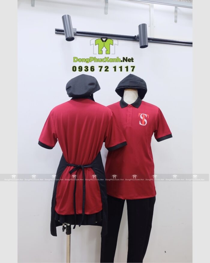 Bộ đồng phục nhà hàng Trường Sơn gồm áo thun màu đỏ, tạp dề và nón đồng phục màu đen