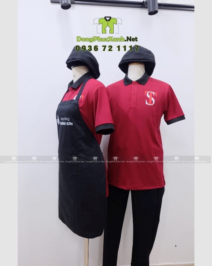 Bộ đồng phục nhà hàng Trường Sơn gồm áo thun màu đỏ, tạp dề và nón đồng phục màu đen