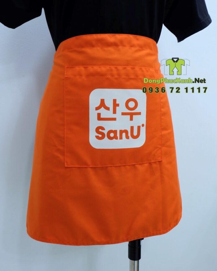 Bộ đồng phục SanU gồm áo thun đen, tạp dề cam và khăn tam giác