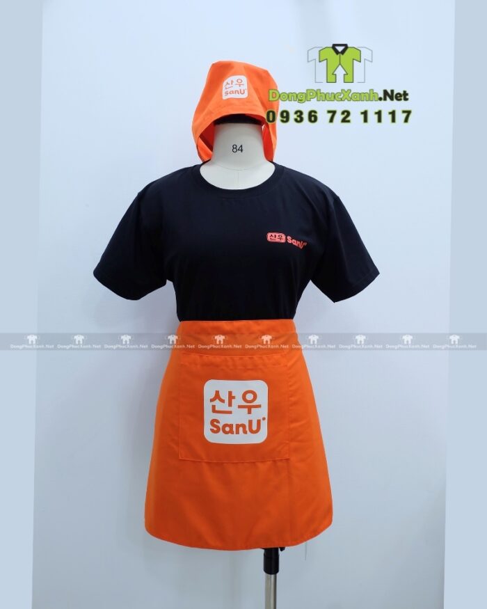 Bộ đồng phục SanU gồm áo thun đen, tạp dề cam và khăn tam giác