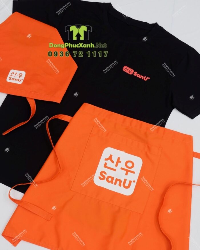 Bộ đồng phục SanU gồm áo thun đen, tạp dề cam và khăn tam giác