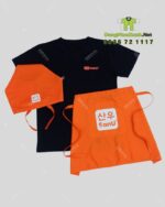 Bộ đồng phục SanU gồm áo thun đen, tạp dề cam và khăn tam giác