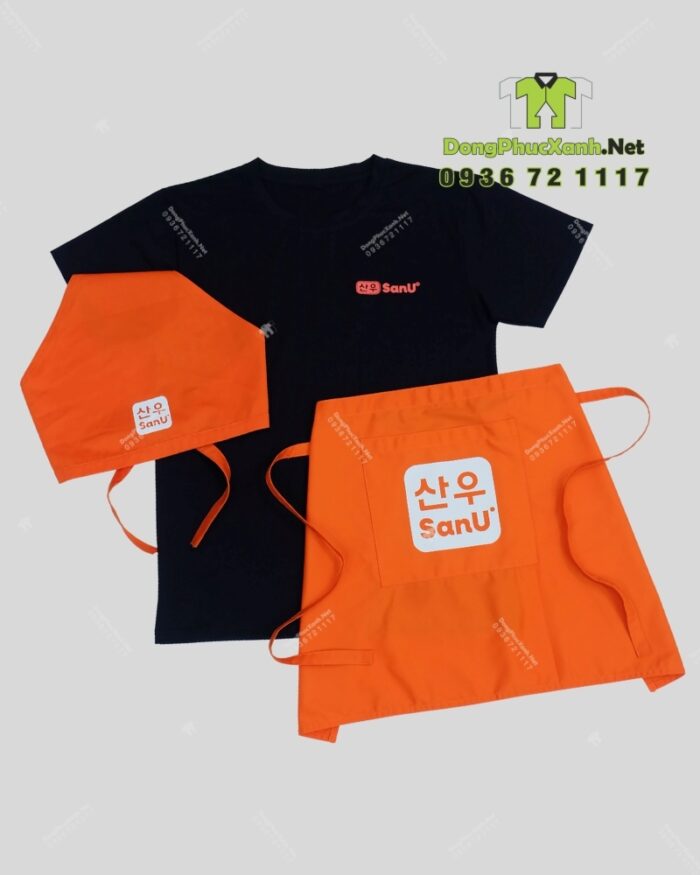 Bộ đồng phục SanU gồm áo thun đen, tạp dề cam và khăn tam giác
