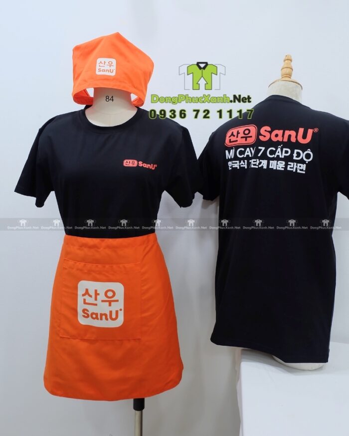 Bộ đồng phục SanU gồm áo thun đen, tạp dề cam và khăn tam giác