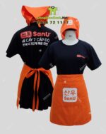 Bộ đồng phục SanU gồm áo thun đen, tạp dề cam và khăn tam giác