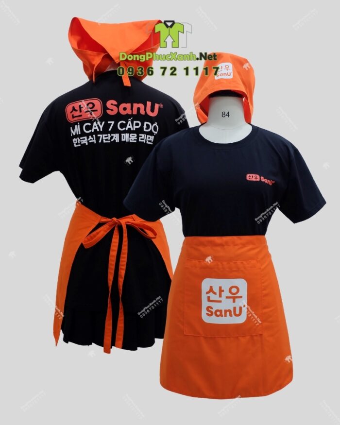 Bộ đồng phục SanU gồm áo thun đen, tạp dề cam và khăn tam giác