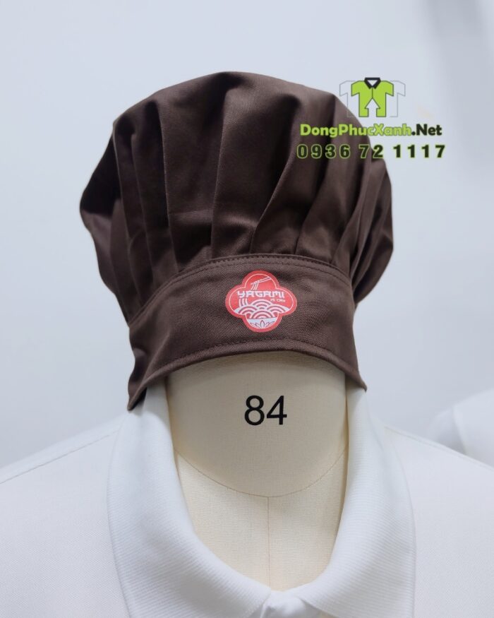 Tạp dề ngắn và nón đồng phục phục vụ màu nâu in logo Yagami