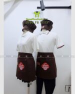 Tạp dề ngắn và nón đồng phục phục vụ màu nâu in logo Yagami