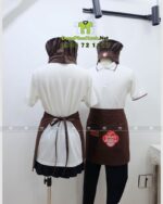 Tạp dề ngắn và nón đồng phục phục vụ màu nâu in logo Yagami