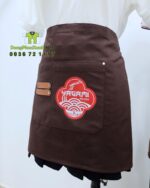 Tạp dề ngắn và nón đồng phục phục vụ màu nâu in logo Yagami
