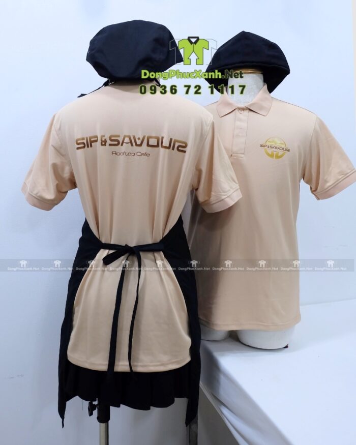 Bộ đồng phục gồm áo thun màu be và tạp dề đen, in logo Sip & Savour nổi bật