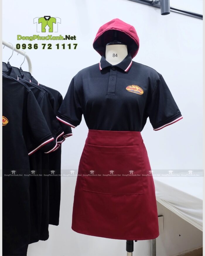 Bộ đồng phục nhân viên bánh mì gồm áo thun, tạp dề và nón màu đỏ đô
