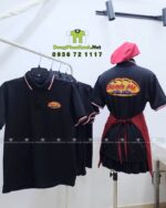 Bộ đồng phục nhân viên bánh mì gồm áo thun, tạp dề và nón màu đỏ đô