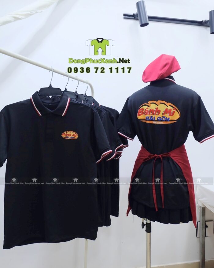 Bộ đồng phục nhân viên bánh mì gồm áo thun, tạp dề và nón màu đỏ đô