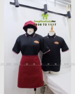 Bộ đồng phục nhân viên bánh mì gồm áo thun, tạp dề và nón màu đỏ đô