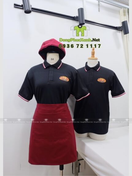 Bộ đồng phục nhân viên bánh mì gồm áo thun, tạp dề và nón màu đỏ đô