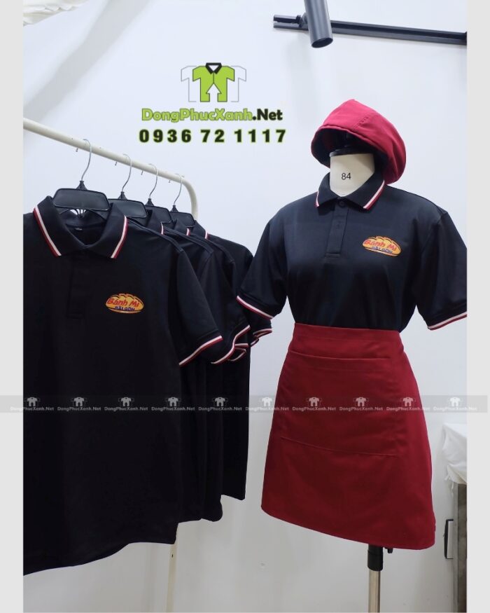 Bộ đồng phục nhân viên bánh mì gồm áo thun, tạp dề và nón màu đỏ đô
