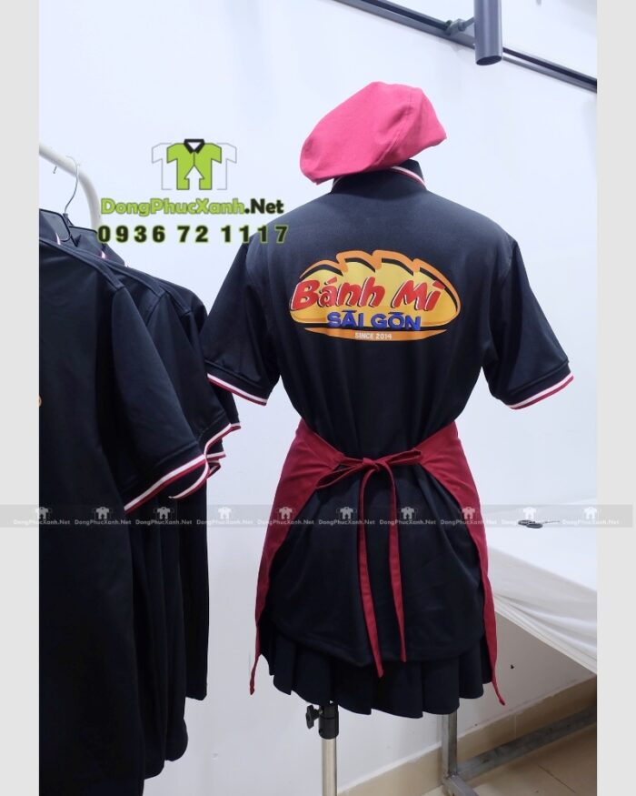 Bộ đồng phục nhân viên bánh mì gồm áo thun, tạp dề và nón màu đỏ đô