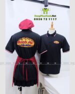 Bộ đồng phục nhân viên bánh mì gồm áo thun, tạp dề và nón màu đỏ đô