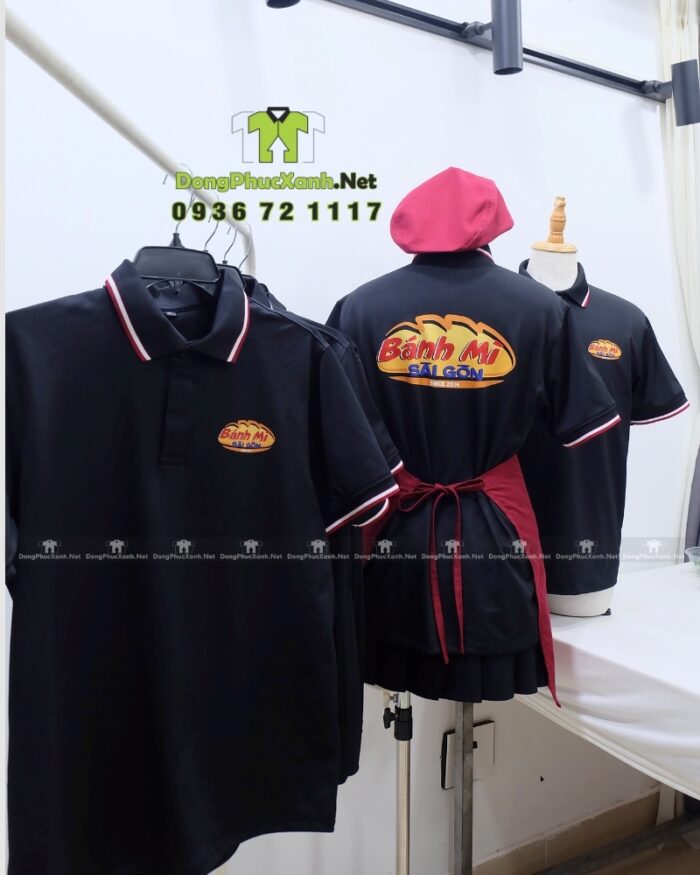Bộ đồng phục nhân viên bánh mì gồm áo thun, tạp dề và nón màu đỏ đô