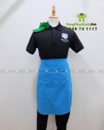 Đồng phục nhân viên Mon’s Tea gồm áo thun đen in logo và nón vải kaki xanh lá