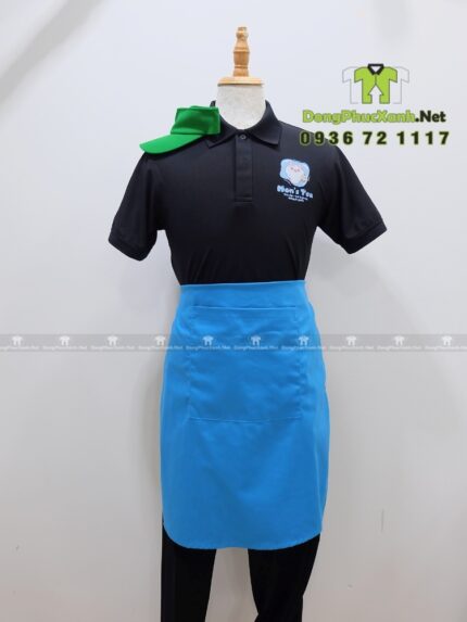Đồng phục nhân viên Mon’s Tea gồm áo thun đen in logo và nón vải kaki xanh lá