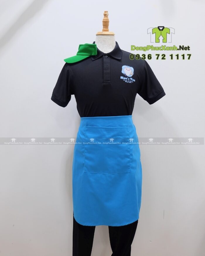 Đồng phục nhân viên Mon’s Tea gồm áo thun đen in logo và nón vải kaki xanh lá
