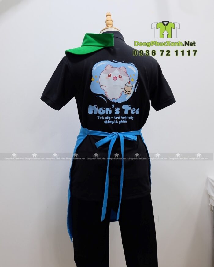 Đồng phục nhân viên Mon’s Tea gồm áo thun đen in logo và nón vải kaki xanh lá