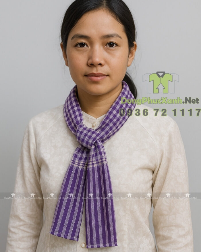 Khăn rằn Nam Bộ màu tím sọc caro trắng kiểu truyền thống dễ phối đồ dùng cho sự kiện và hoạt động cộng đồng