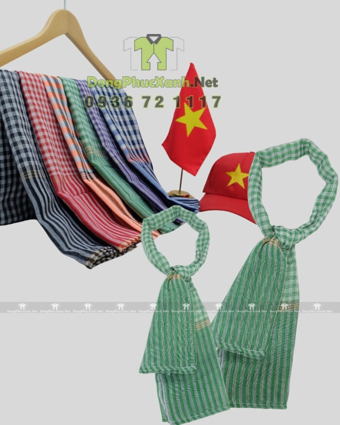 Khăn rằn Nam Bộ màu xanh lá sọc caro trắng kích thước vừa vặn phù hợp cho các hoạt động hằng ngày và sự kiện