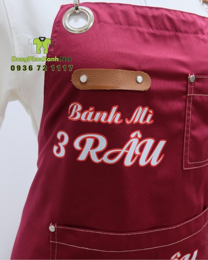 Tạp dề kaki đỏ đô in logo quán Bánh Mì 3 Râu