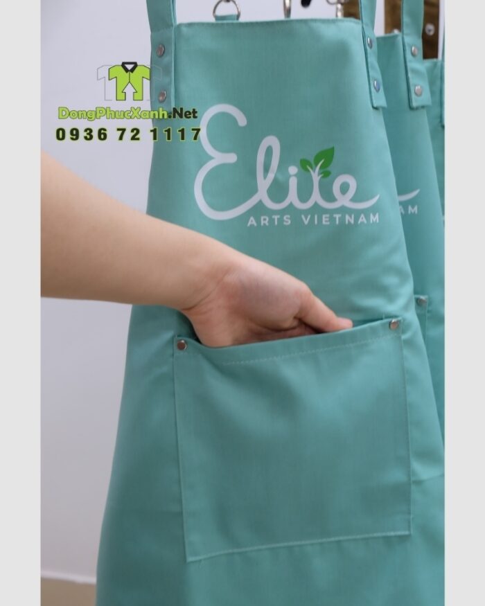 Tạp dề Elite màu đen cho giáo viên và màu xanh cho học sinh.