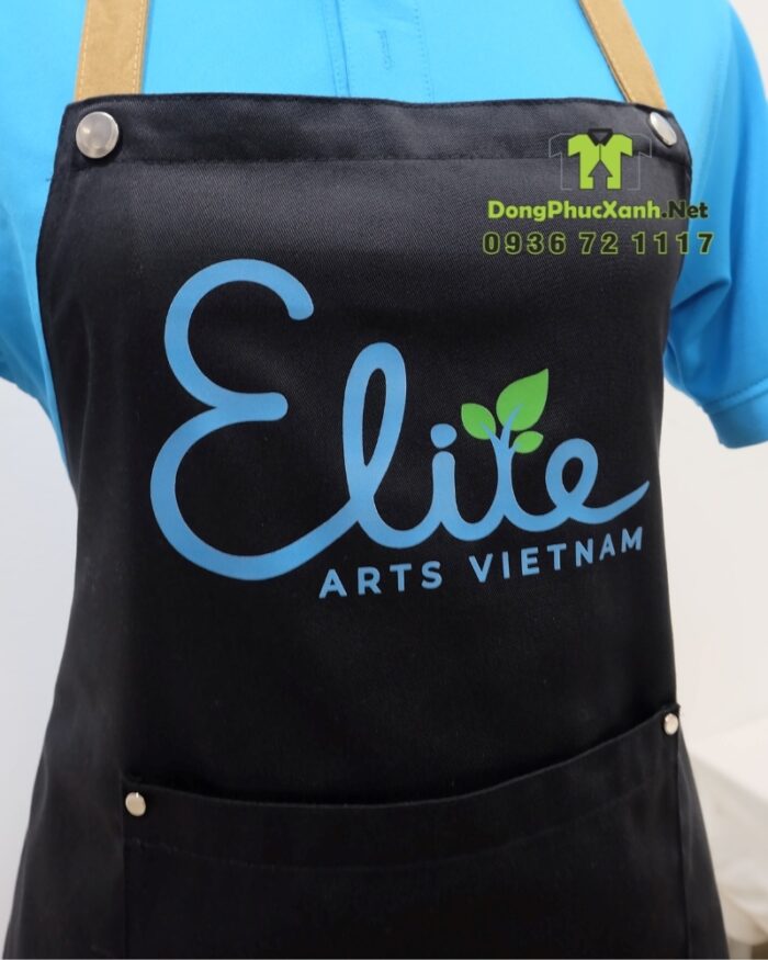 Tạp dề Elite màu đen cho giáo viên và màu xanh cho học sinh.