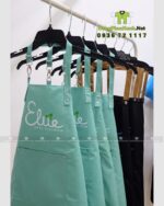 Tạp dề Elite màu đen cho giáo viên và màu xanh cho học sinh.